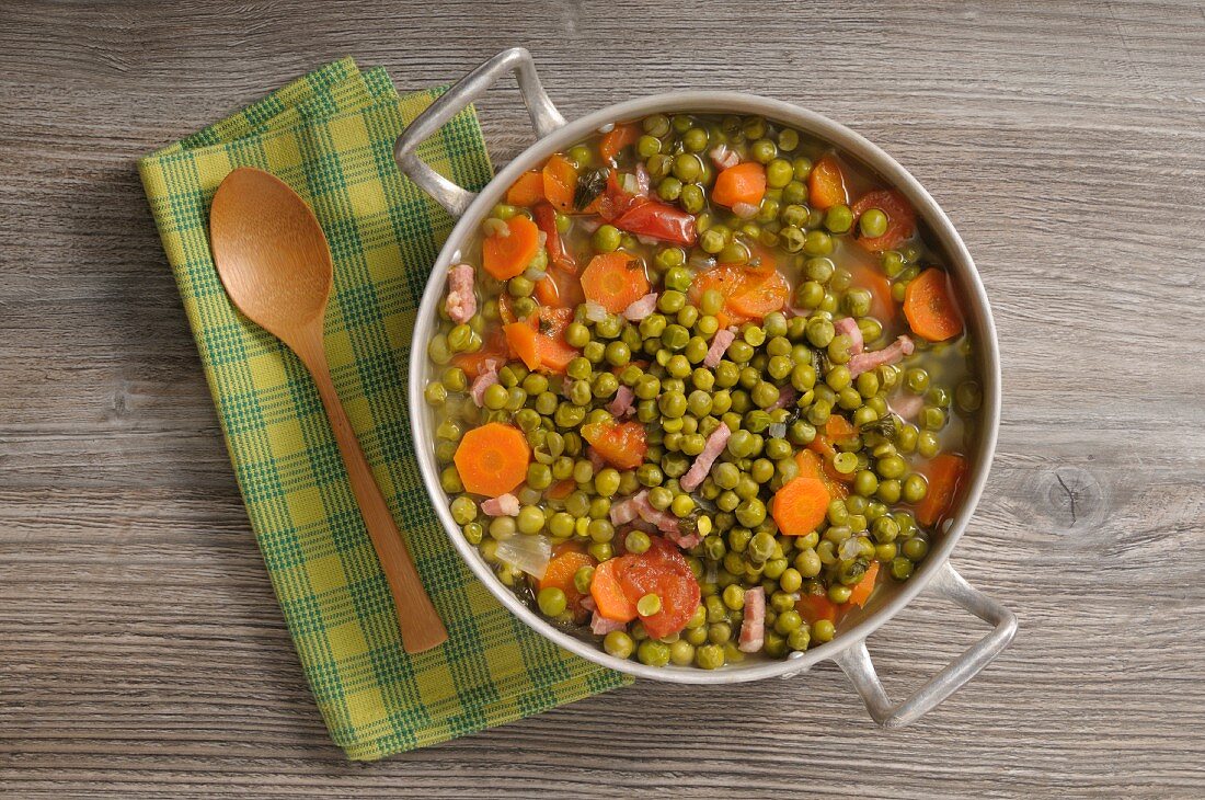 Peas with bacon and carrots