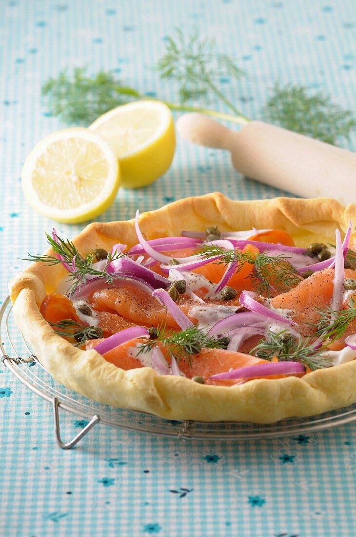 Tarte mit norwegischem Lachs, roten Zwiebeln und Dill