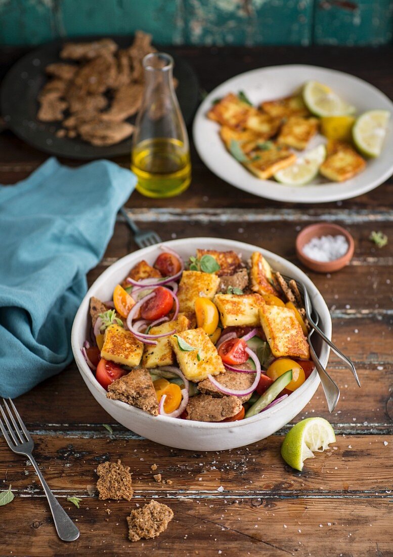 Brotsalat mit gebratenem Halloumi