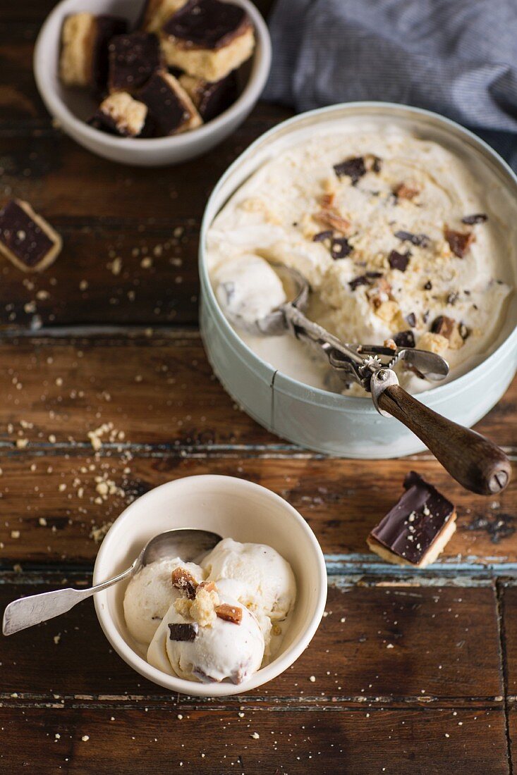 Ice cream with chocolate and caramel biscuits