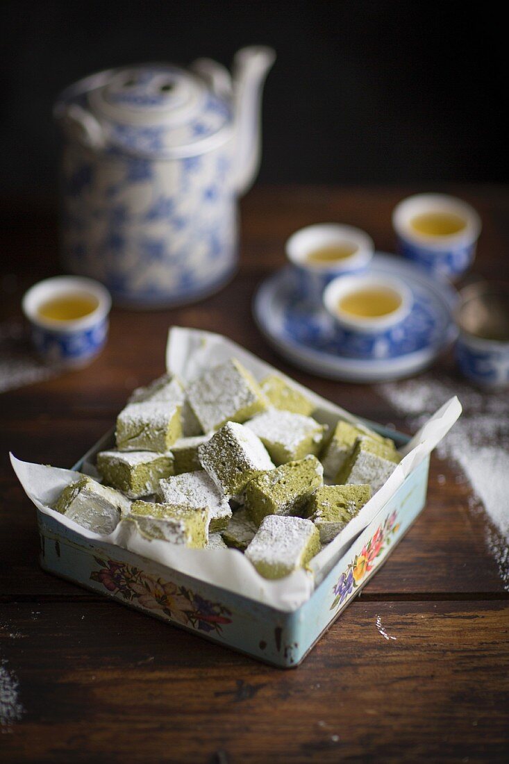 Matcha-Marshmallows und grüner Tee