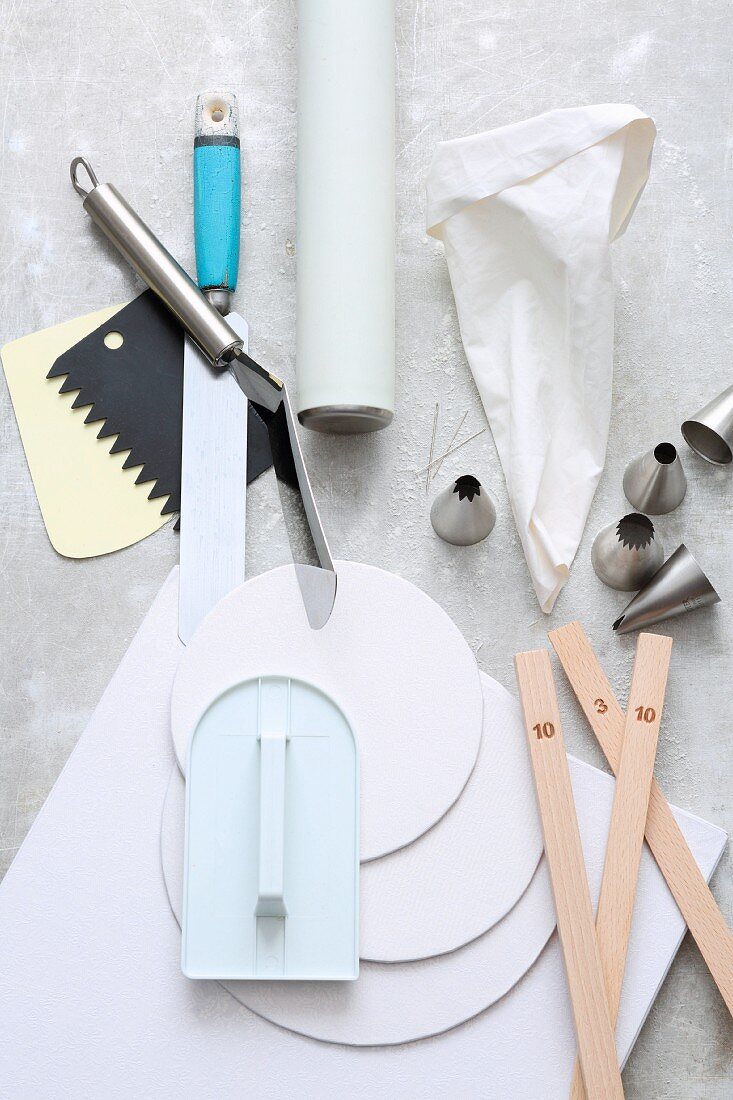 Tools and utensils for cake making