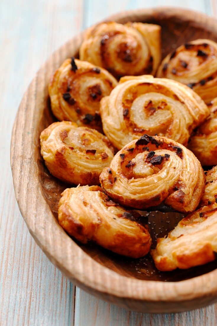 Apple and cinnamon puff pastry snacks