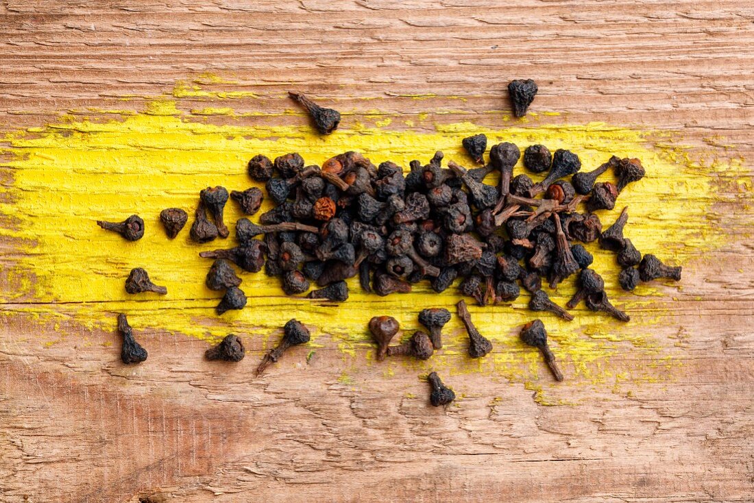 Cinnamon blossoms on a wooden background