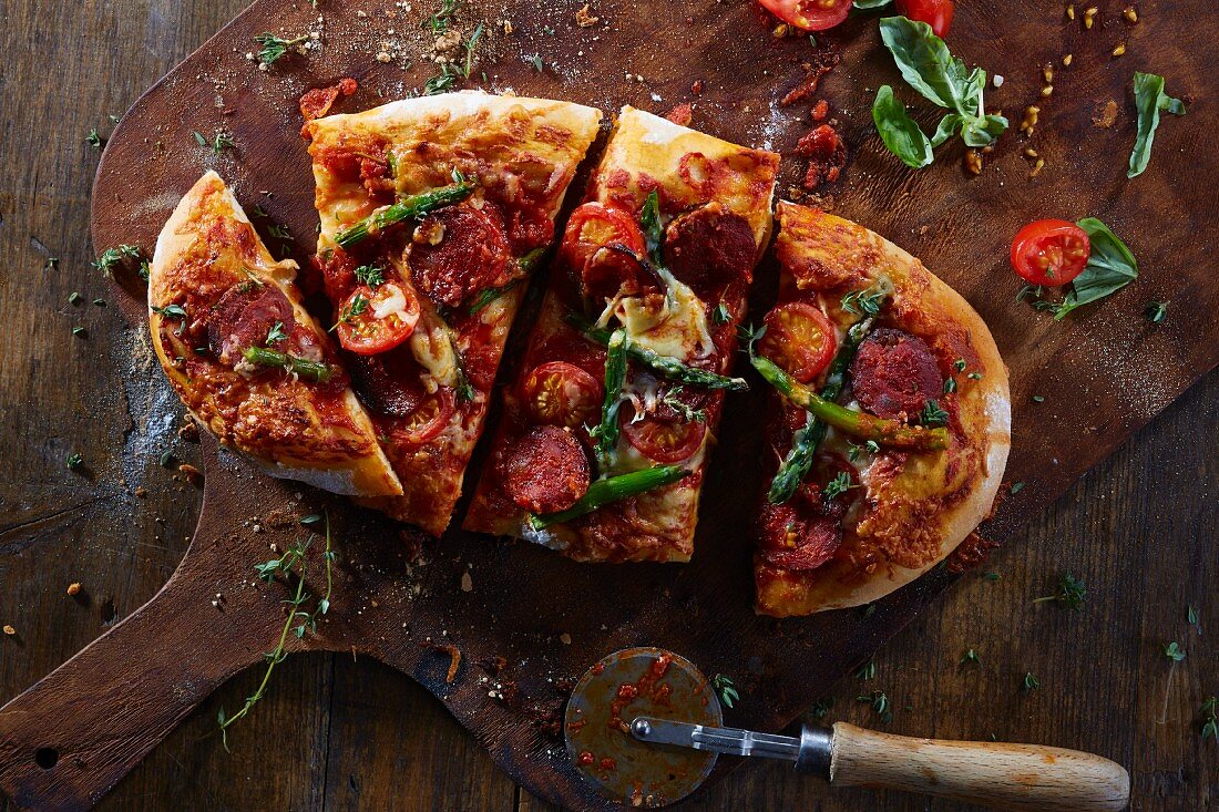 Pizza with chorizo, tomatoes and asparagus