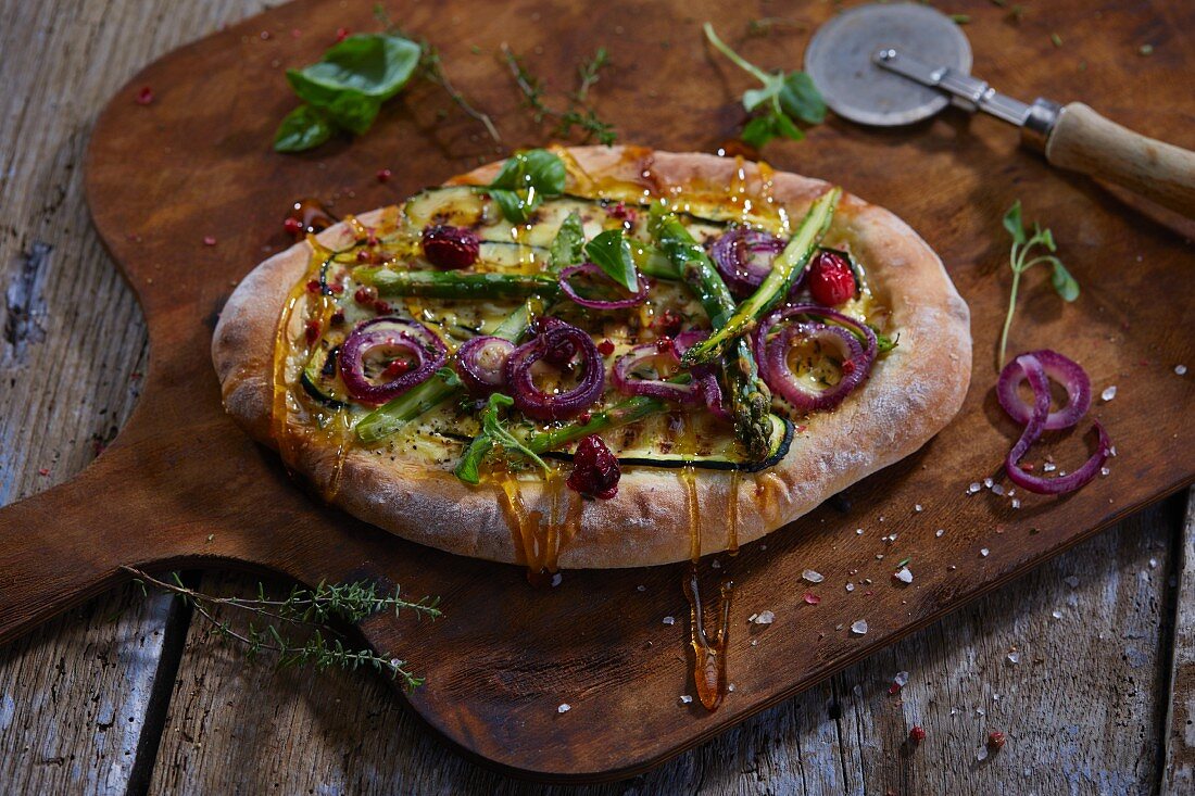 Pizza with grilled courgettes, asparagus and red onions