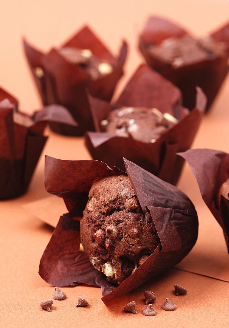 Double-Chocolate-Muffins in dunkelbraunen Papierförmchen