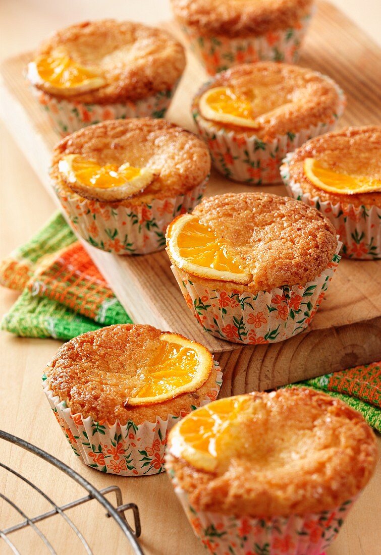 Orangen-Grieß-Muffins auf Holzbrett