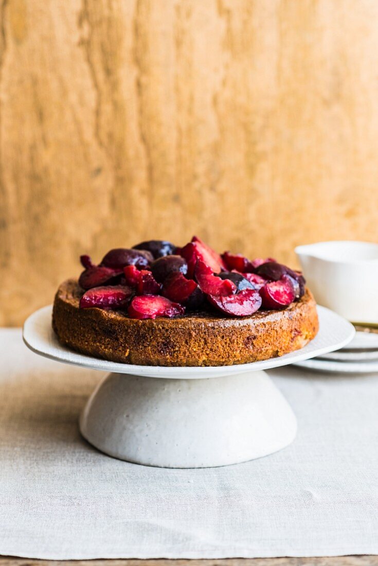 Haselnuss-Pflaumen-Torte auf Kuchenständer