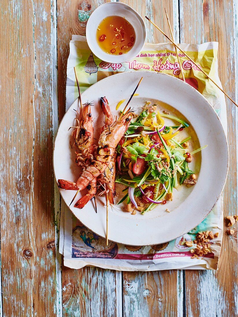 Sesame soya shrimps with a vegetable salad (Vietnam)