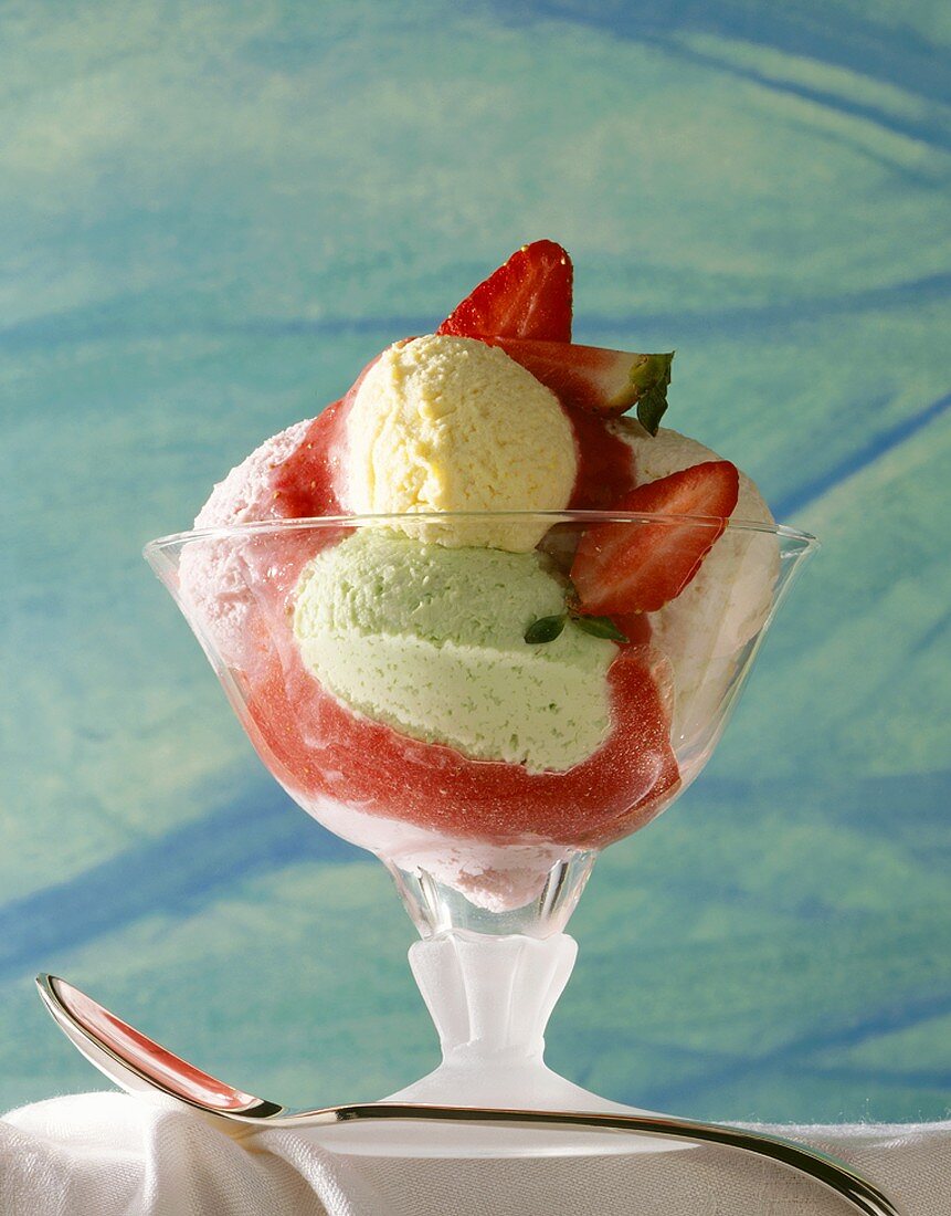 Gemischter Eisbecher mit Erdbeersauce (Vanilleeis u.a.)