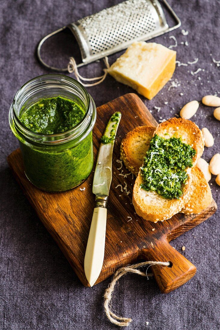 Mangoldpesto mit Mandeln und Parmesan