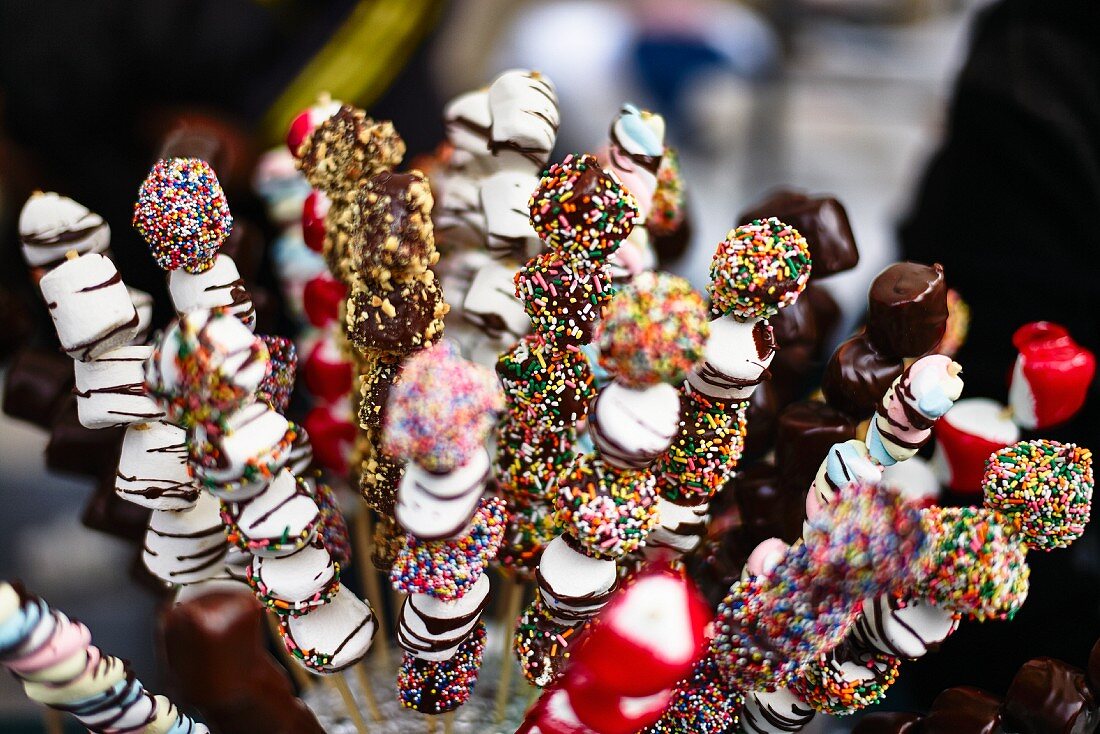Marshmallow kebabs with chocolate and sugar sprinkles