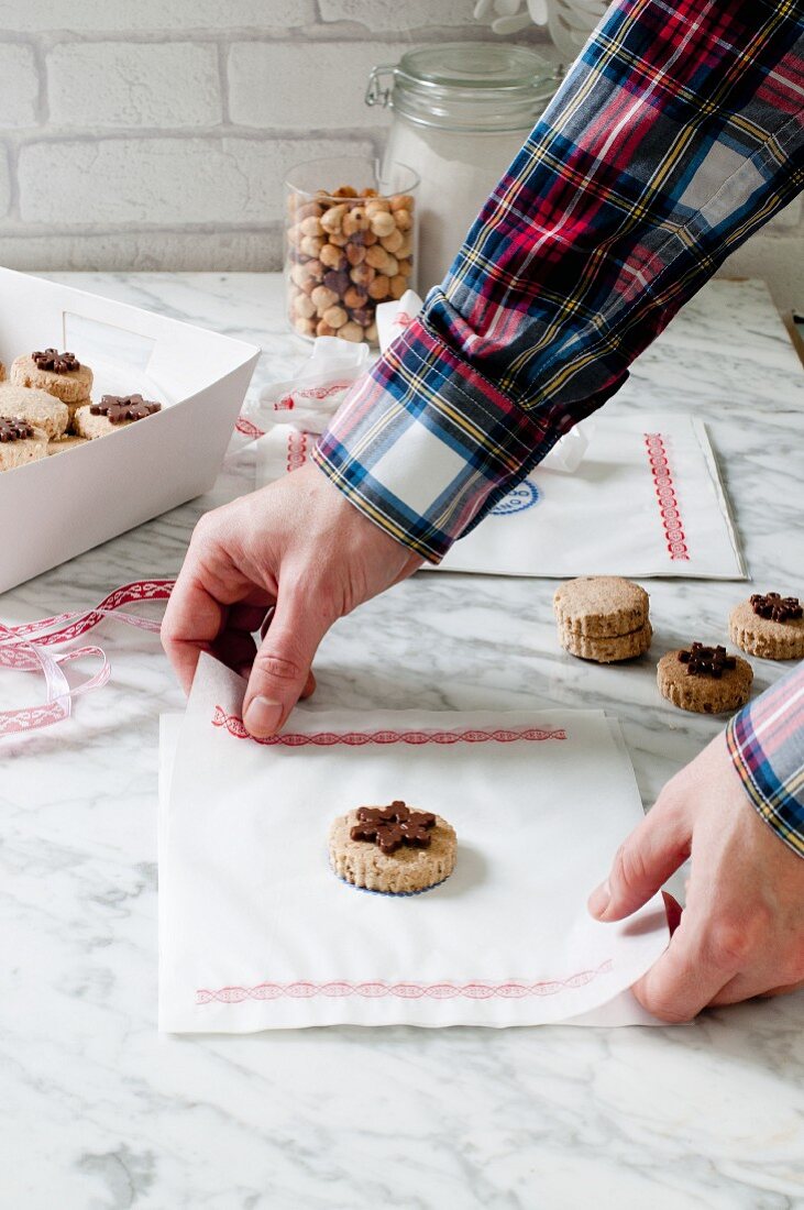 Polvorones de avellana (pastry biscuits with hazelnuts, Spain)