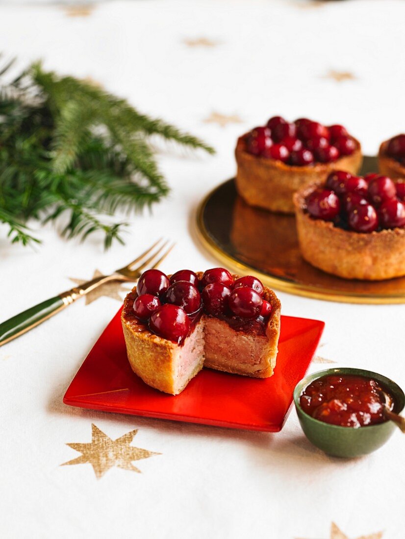 Mehrere Pork Pies, garniert mit Cranberries, zu Weihnachten