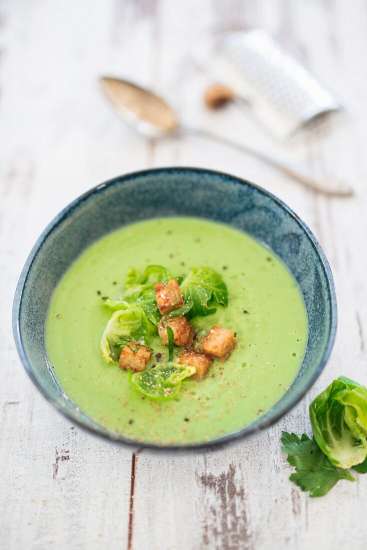 Brussels sprouts soup with croutons
