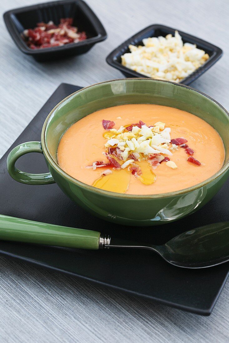 Salmorejo (kalte Tomaten-Brot-Suppe, Spanien) mit Ei und Jamon