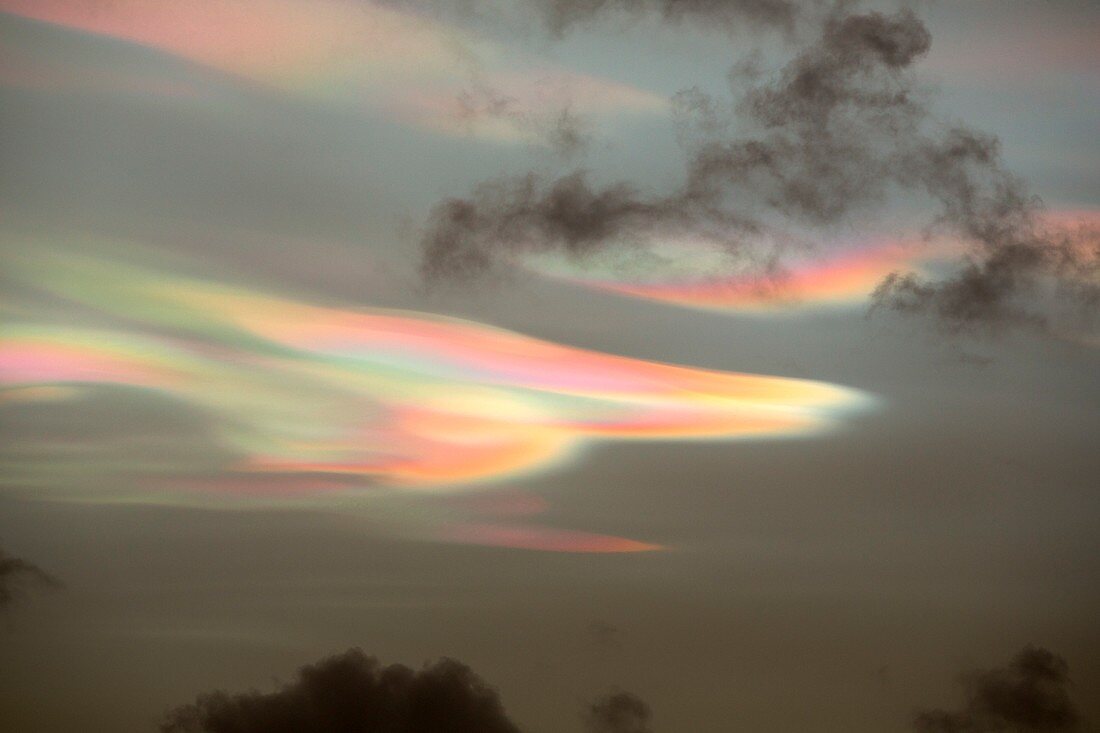 Lighting effects in nacreous clouds