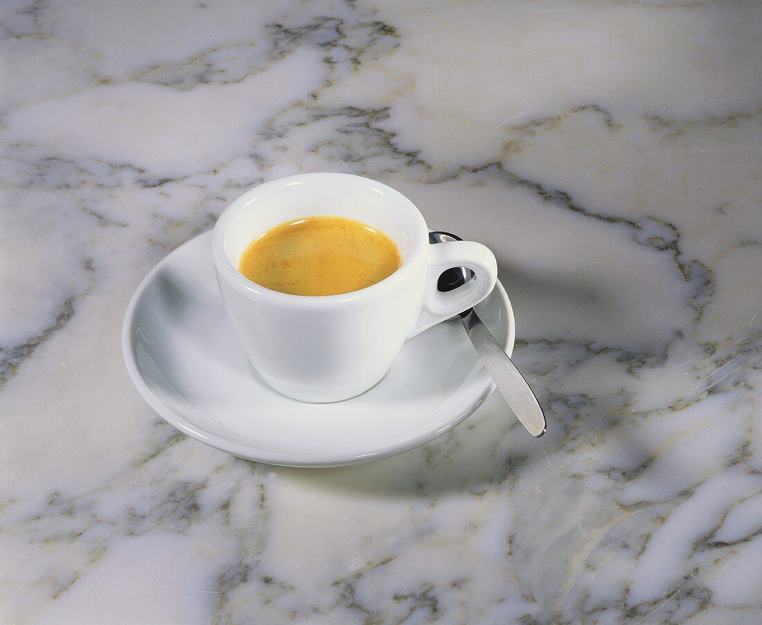 Eine weiße Tasse mit Espresso