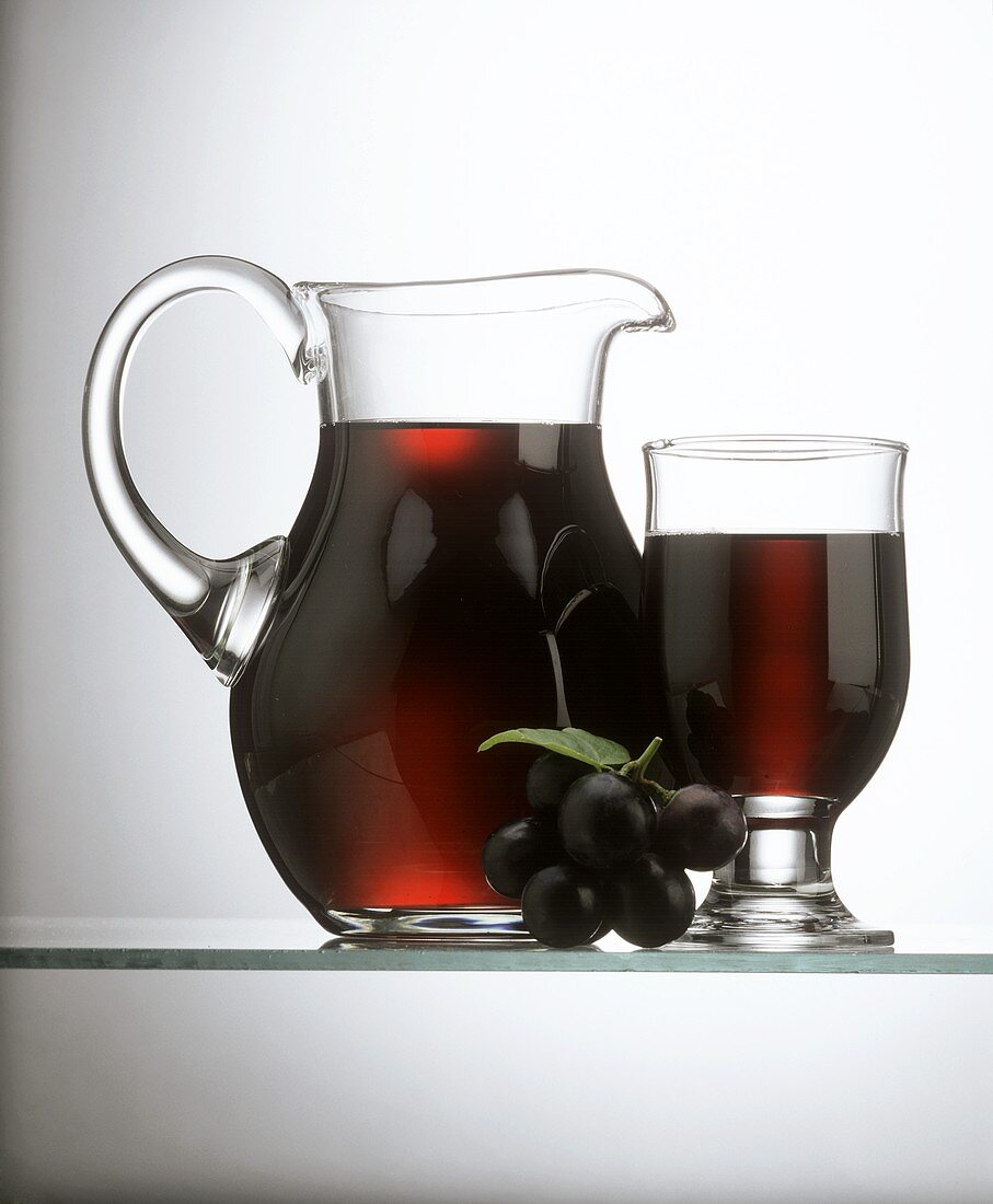 Roter Traubensaft in Karaffe & Glas