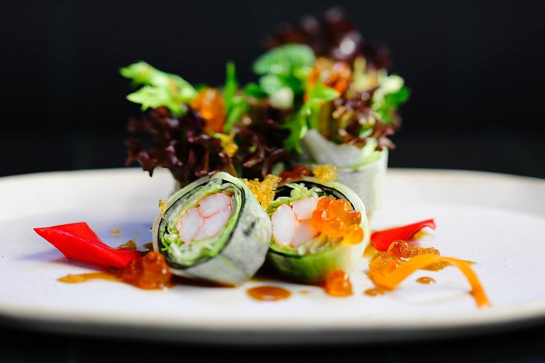 Maki mit Surimi, Kaviar und Salat