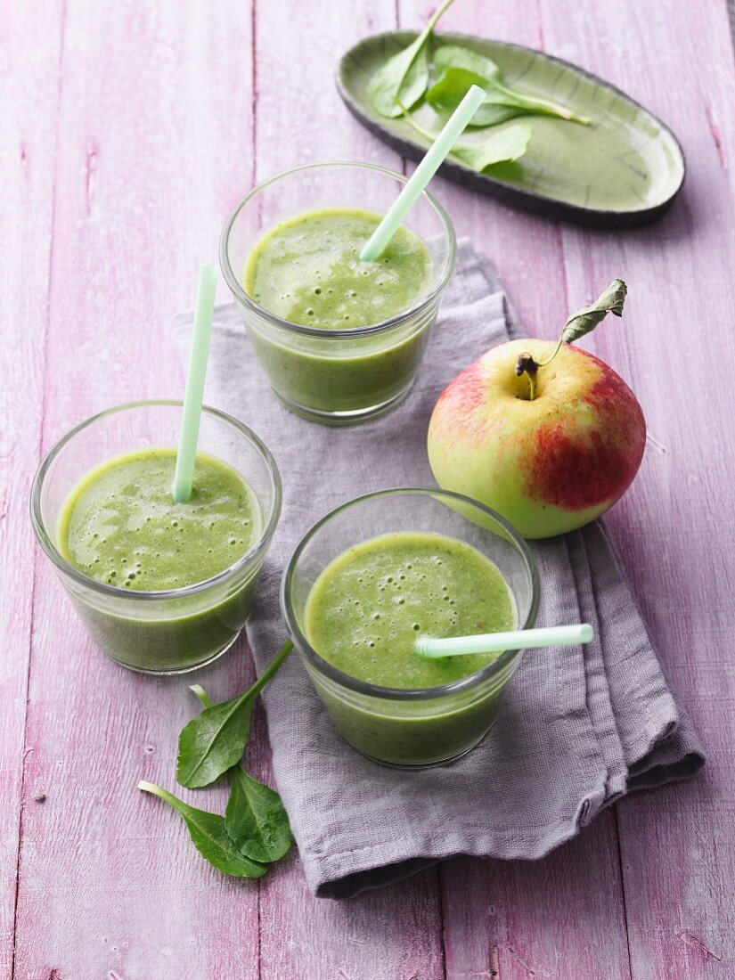 Grüner Smoothie mit Apfel und Feldsalat