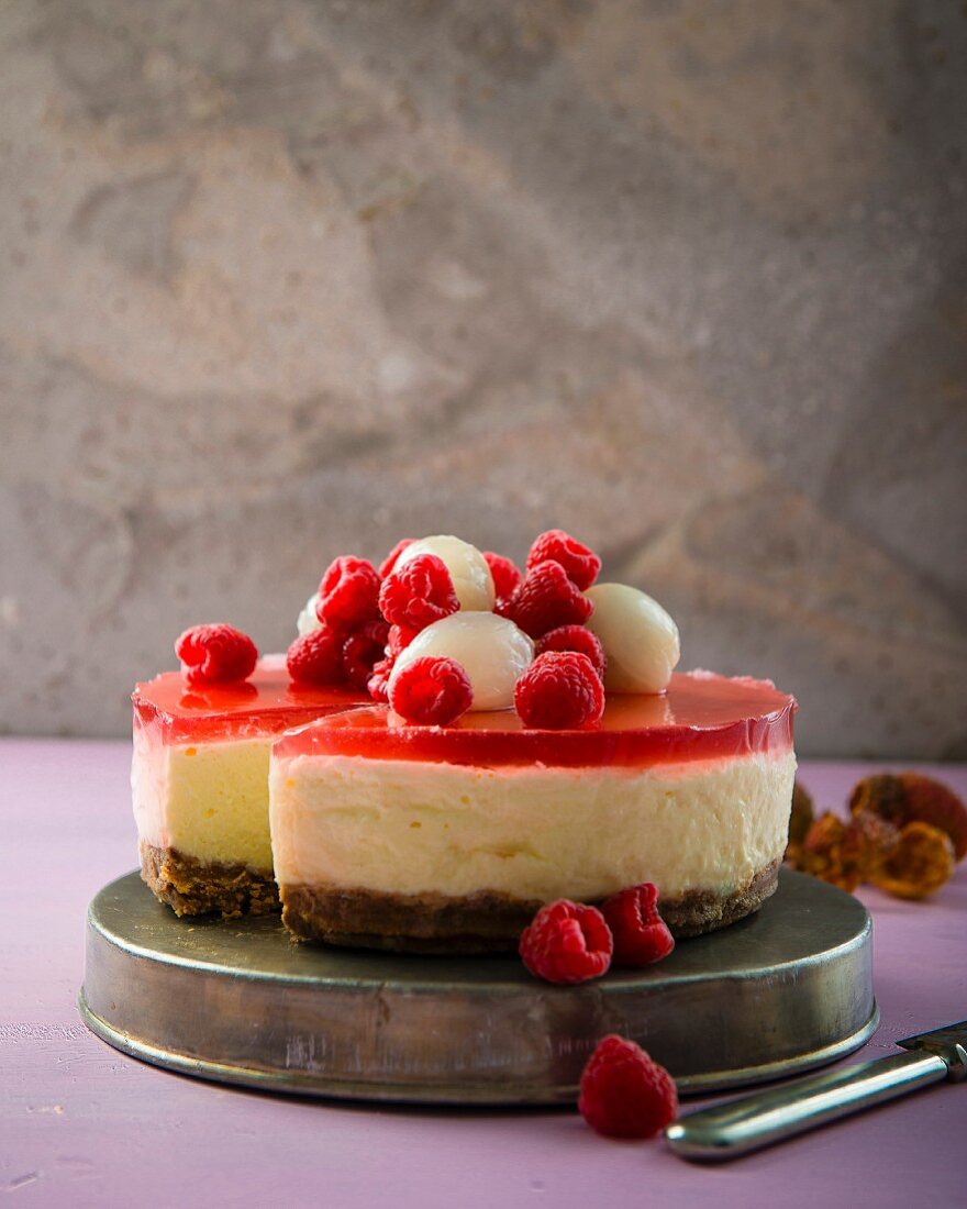 Lychee-Käsesahnetorte mit Hibiskusblütengelee und Himbeeren