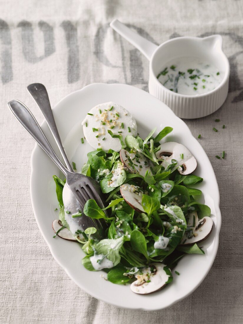 Lamb's lettuce with mushrooms and goat's cream cheese