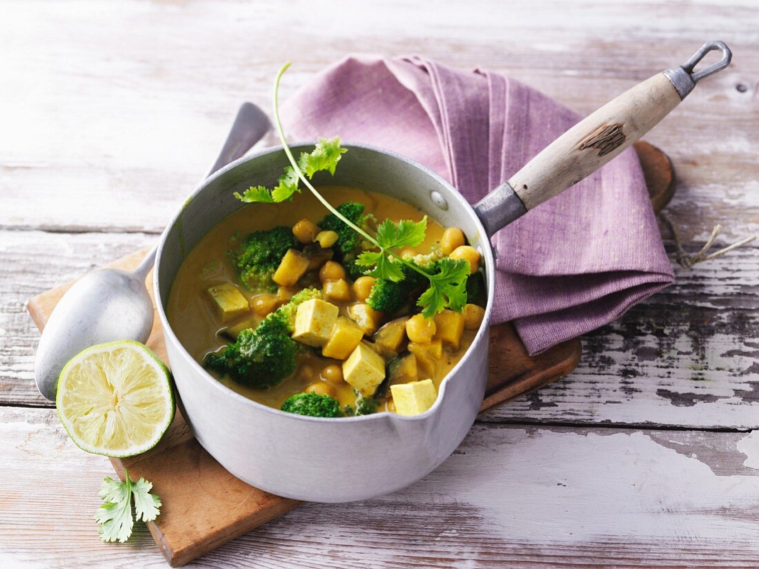 Vegetarian curry with broccoli, aubergines, tofu and chickpeas
