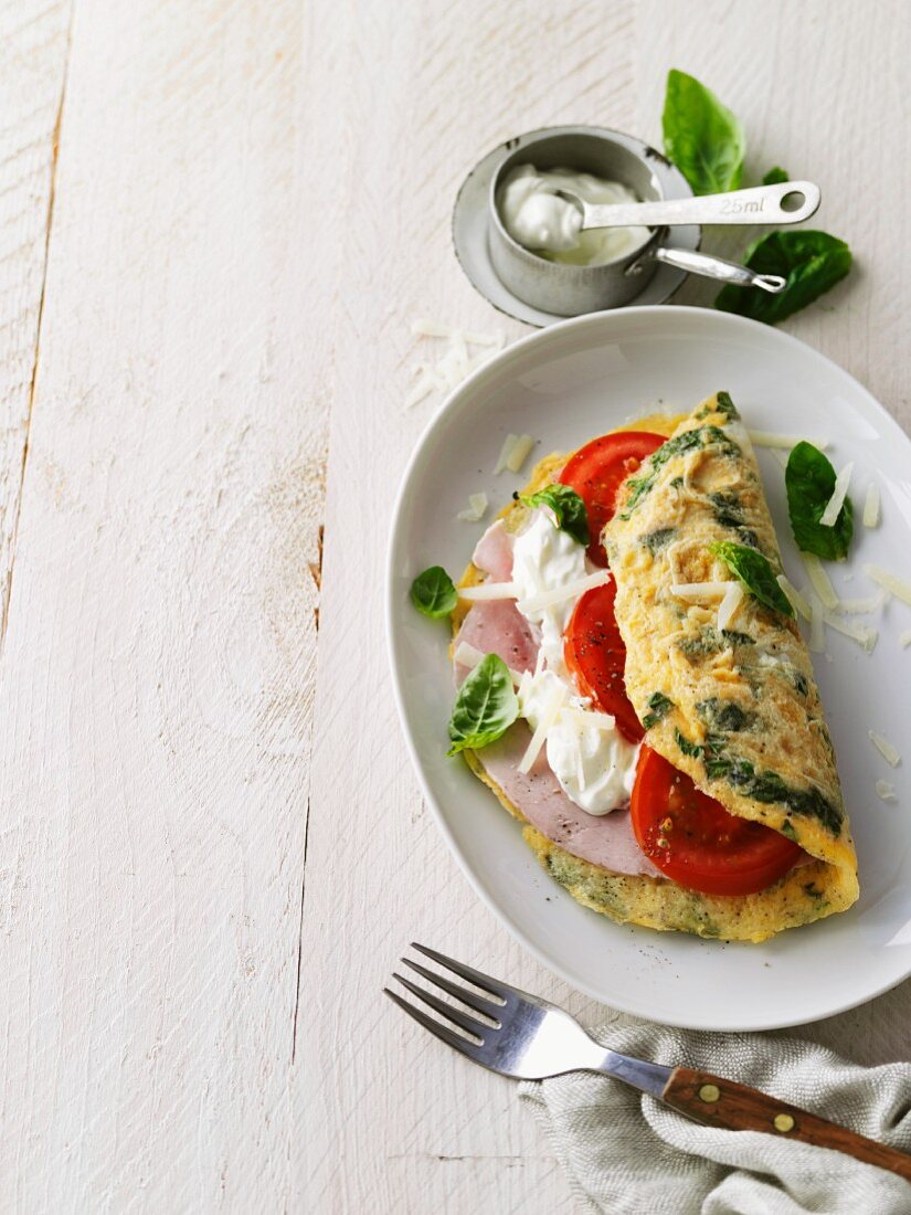 Basil omelette with ham, cream cheese and tomatoes