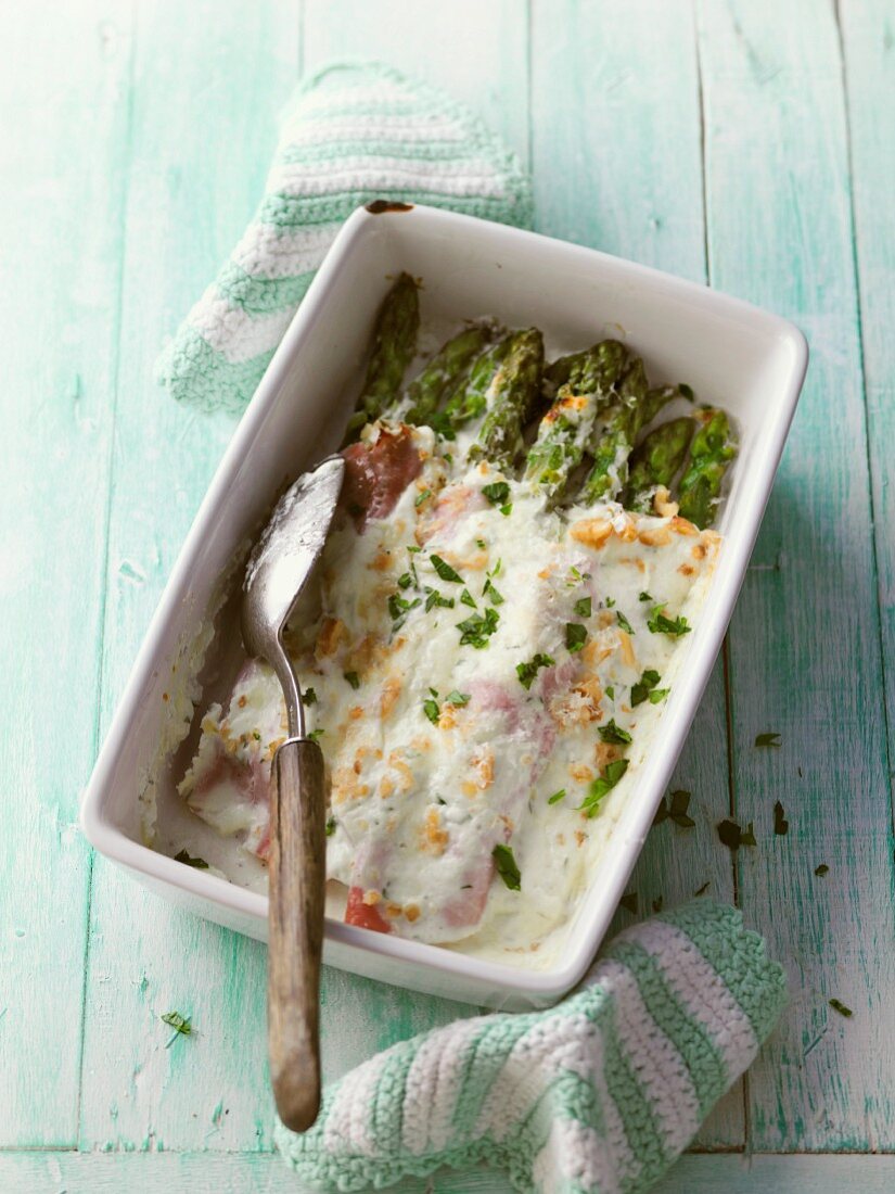 Asparagus gratin with ham and walnuts