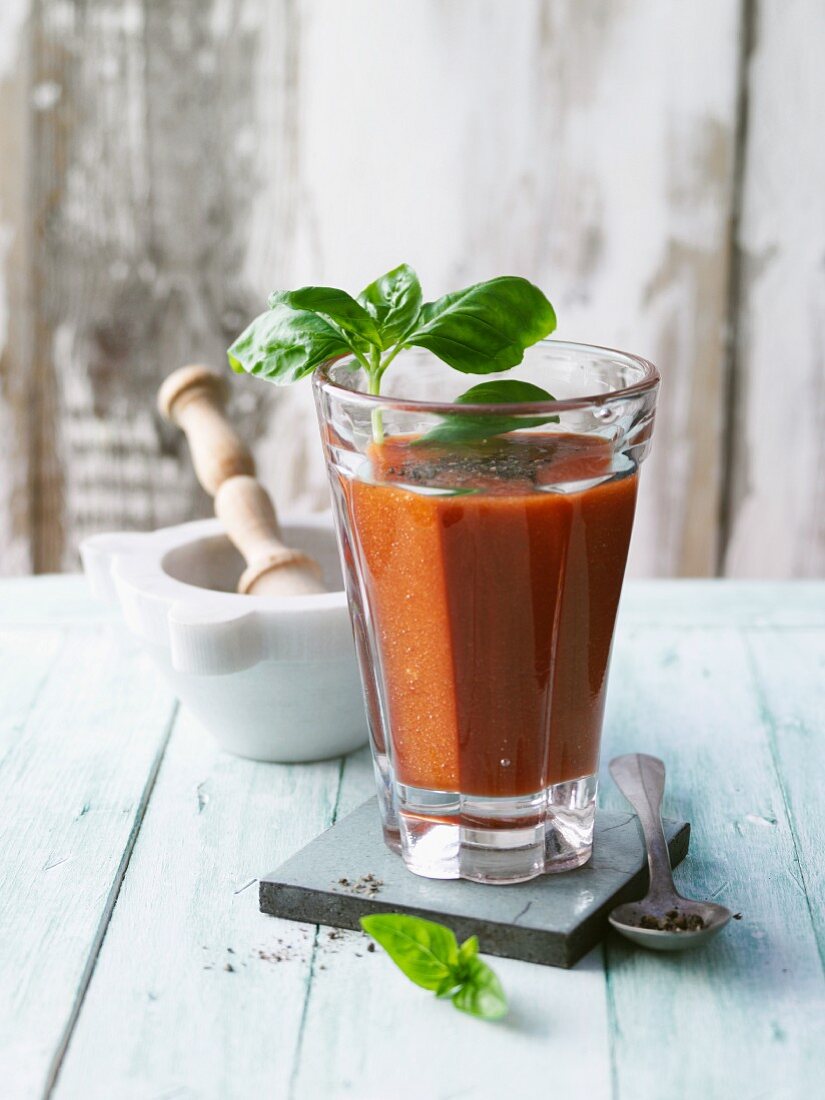 Tomaten-Smoothie mit Pesto und Tabasco