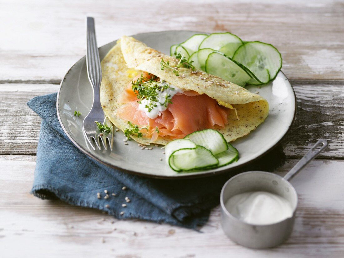 Sesam-Omelett mit Räucherlachs, Gurke und Joghurtdip