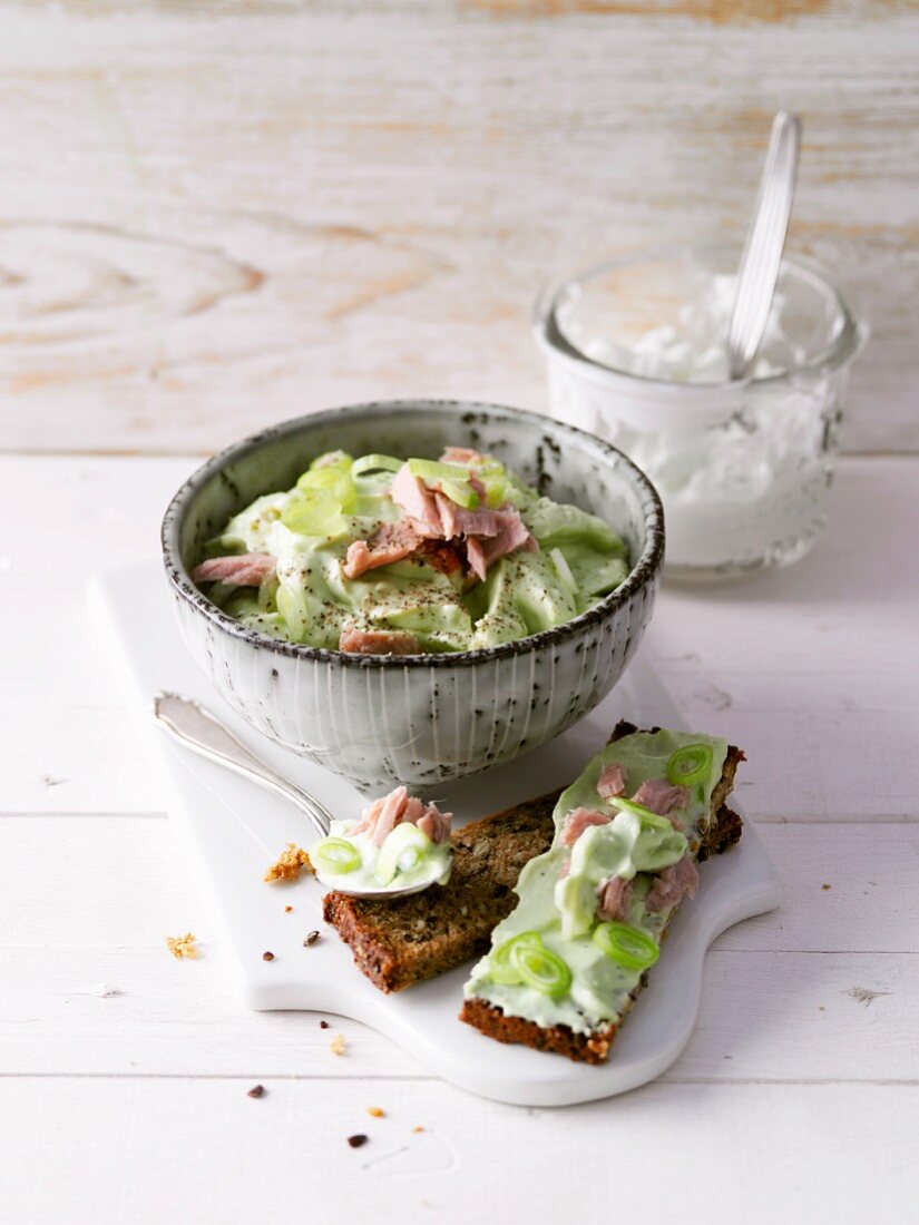 Avocado cream with tuna fish and spring onions