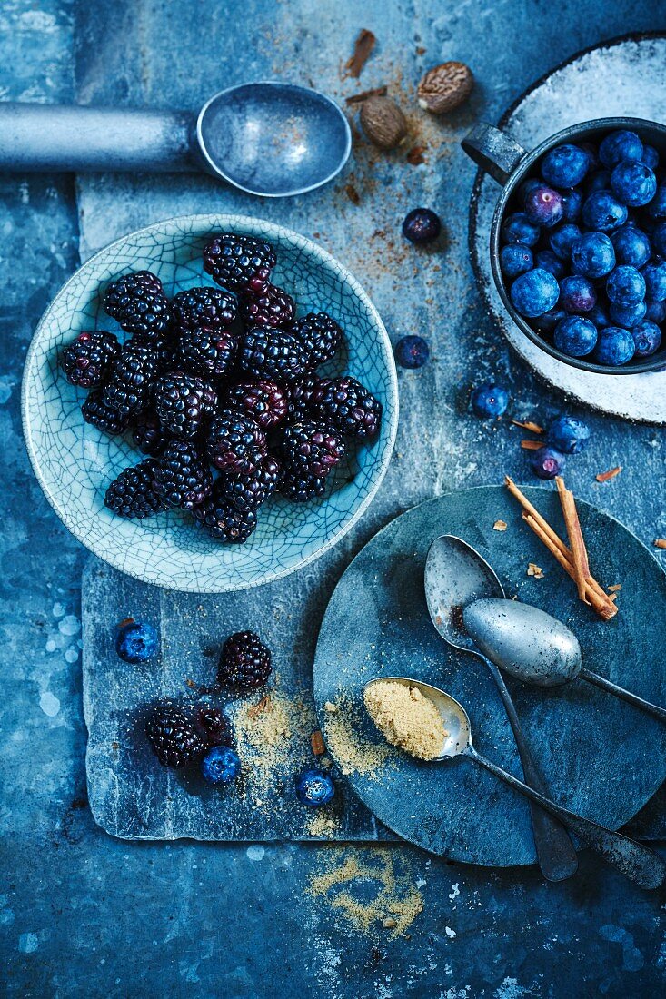 Brombeeren, Heidelbeeren, Muskatnuss, Zimtstangen und Zucker