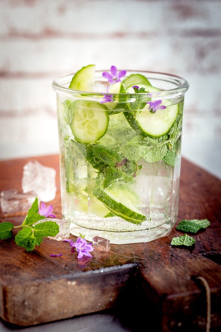 Cucumber and mint smoothie with flowers