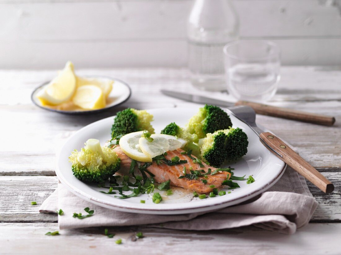 Lemon salmon with broccoli