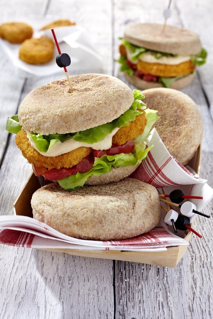 Vegane English Muffins mit Hummus, Tomaten und Salat