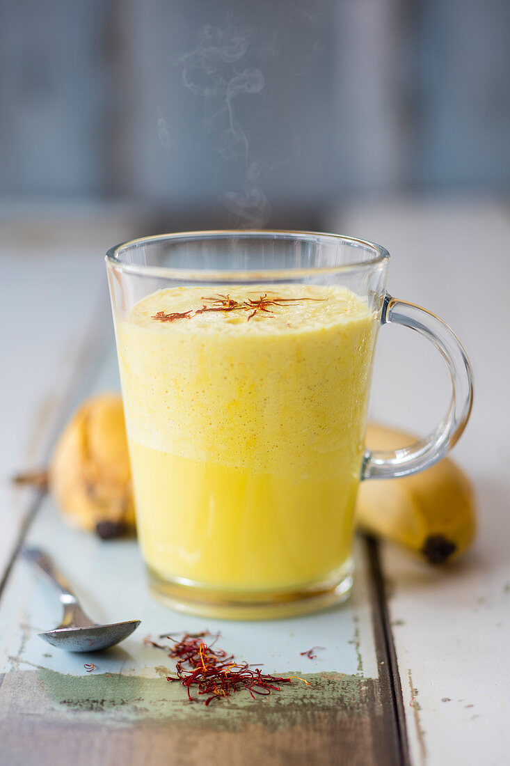 Banana-saffron smoothie