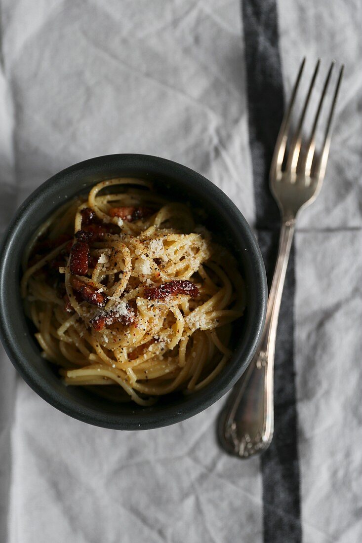 Spaghetti Carbonara mit Parmesan (Draufsicht)