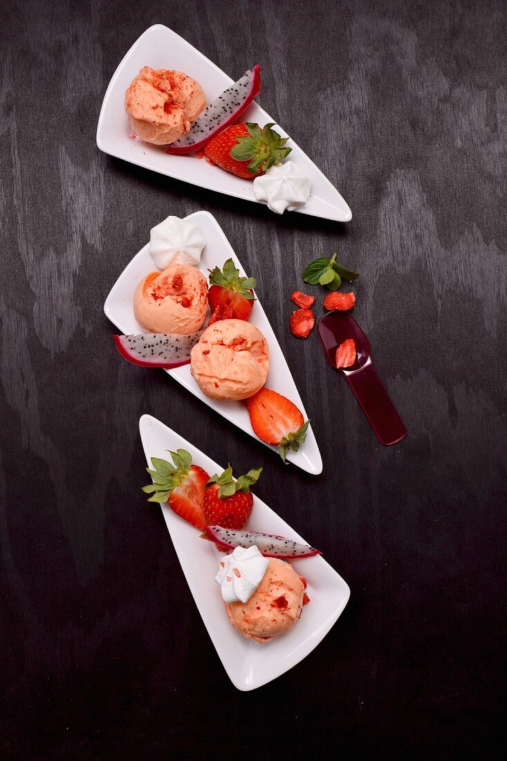 Pfirsich-Erdbeer-Eis mit frischen Erdbeeren und Baiser