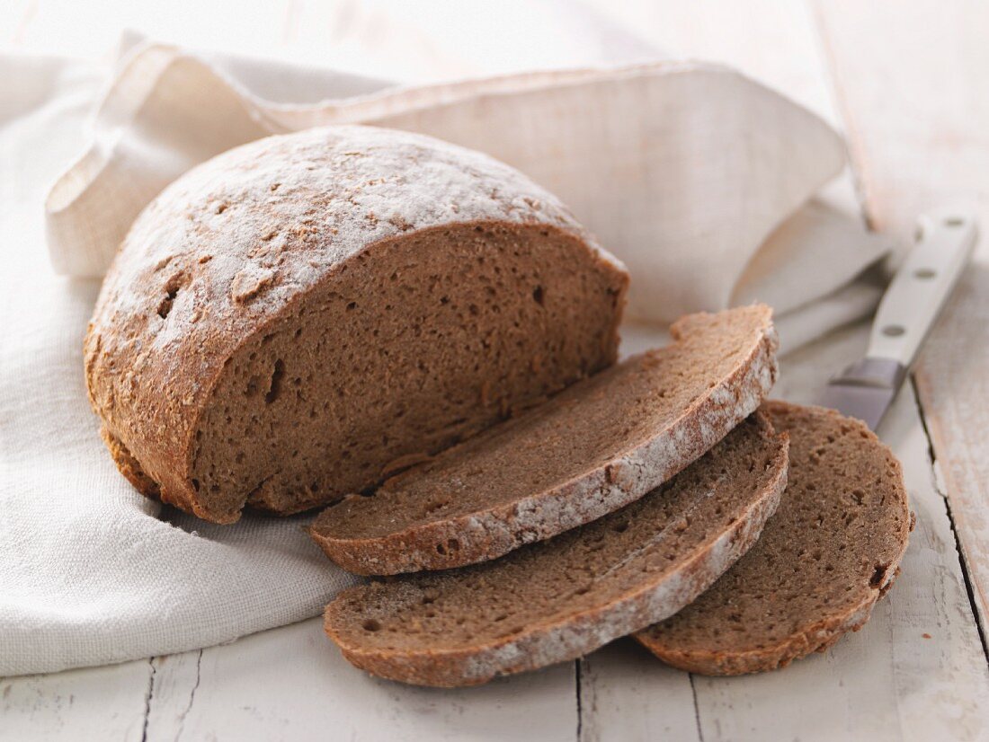 Johannisroggenbrot, einige Scheiben abgeschnitten