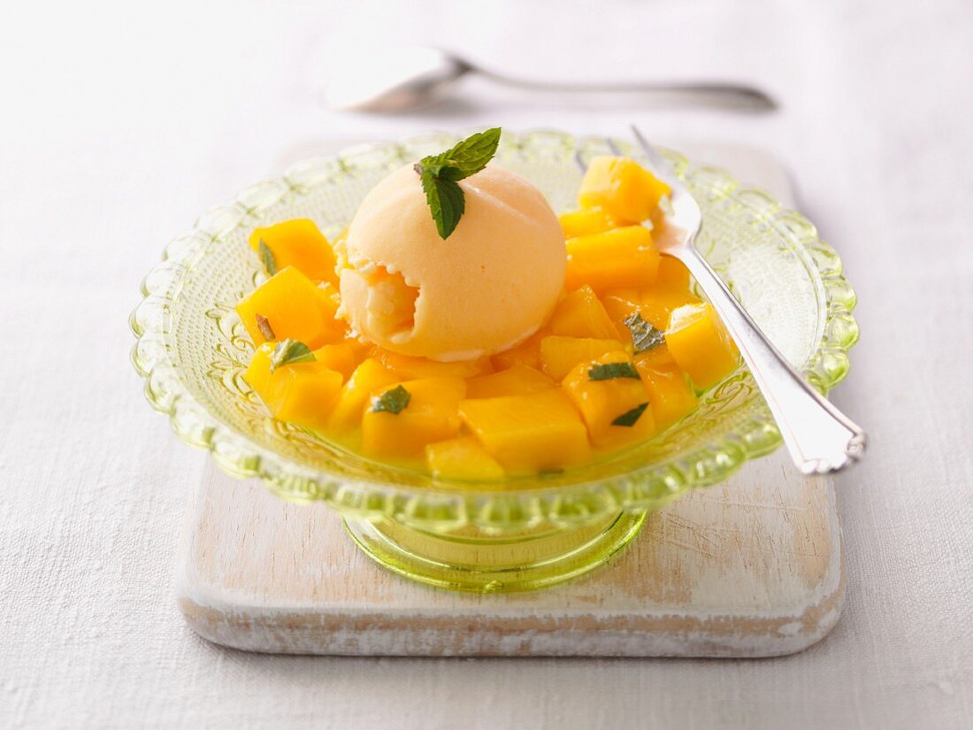 Quarkeis mit marinierter Mango