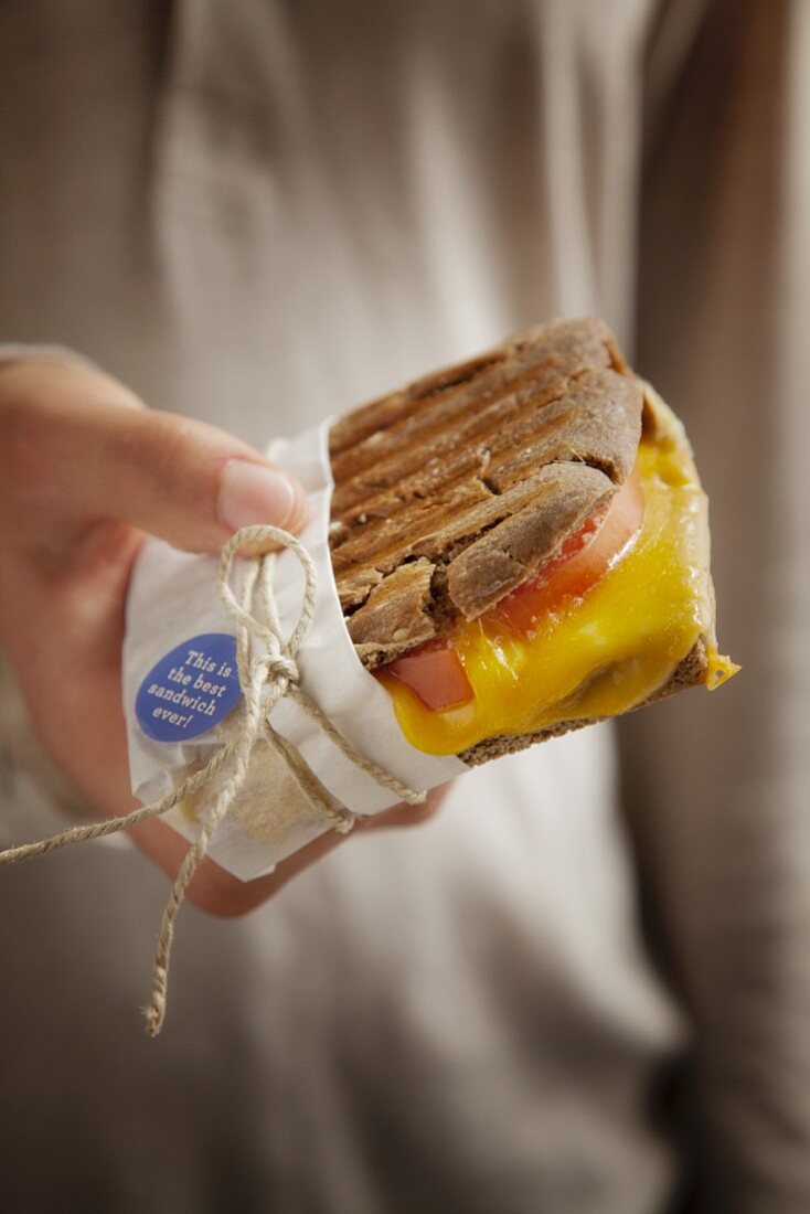 Glutenfreies Buchweizen-Sandwich mit Käse und Tomaten
