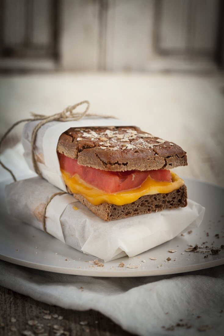 Glutenfreies Buchweizen-Sandwich mit Käse und Tomaten
