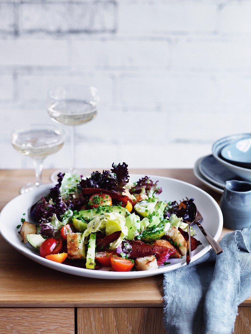 Salat mit Speck, Avocado und Tomaten zum Osterbrunch