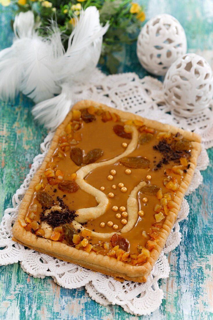 Osterkuchen verziert mit Trockenfrüchten