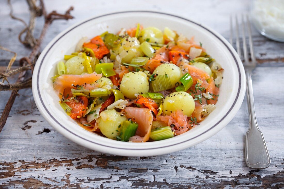 Kartoffelsalat mit Räucherlachs