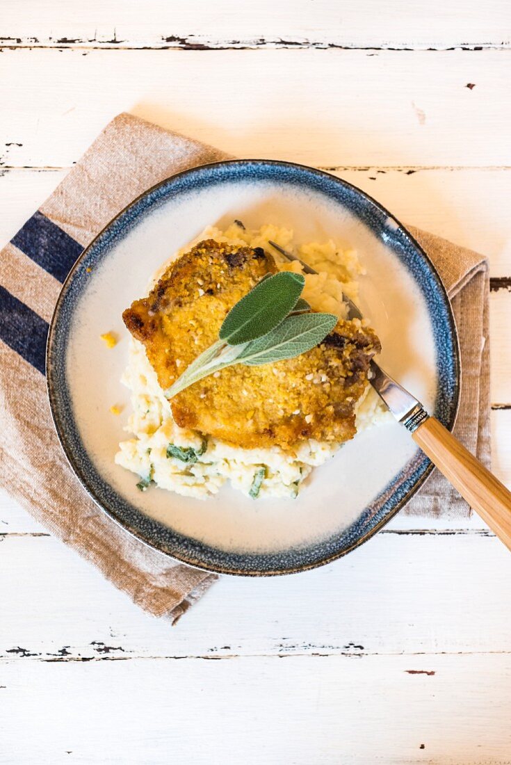 Paniertes Schweinekotelett mit Salbei-Kartoffel-Püree