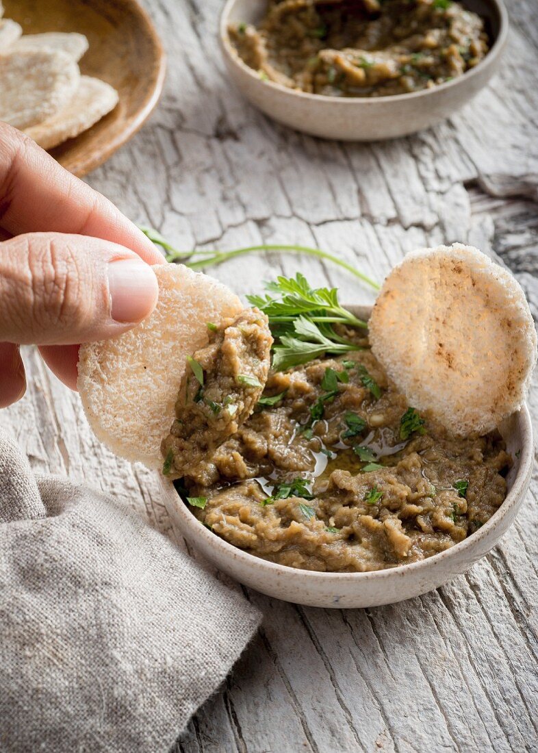 Spicy lentil dip with parsley, lemon and crackers